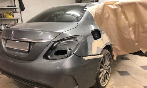 Покраска заднего крыла на Mercedes C-class - фото до ремонта